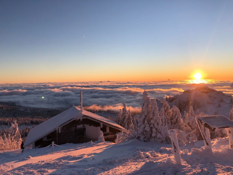 Winterlicher Sonnenuntergang am Großen Arber – Naturerlebnis im verschneiten Bayerischen Wald Verschneiter Großer Arber bei Sonnenuntergang mit beeindruckender Winterlandschaft im Bayerischen Wald