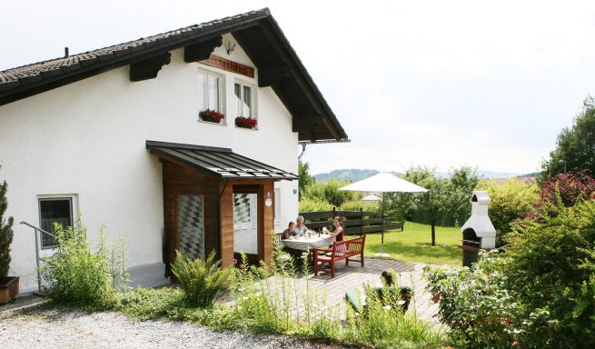 Ferienhaus Wernerhäusl mit Garten in ruhiger Lage am Waldrand von Zwiesel Außenansicht des Wernerhäusls mit gepflegtem Garten und grüner Umgebung in Zwiesel im Bayerischen Wald
