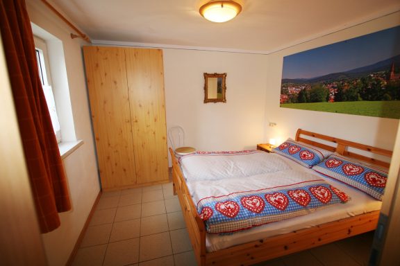 Schlafzimmer mit Doppelbett für entspannte Nächte in der Ferienwohnung in Zwiesel Gemütliches Schlafzimmer der Ferienwohnung Wernerhäusl mit komfortablem Doppelbett für erholsame Urlaubstage