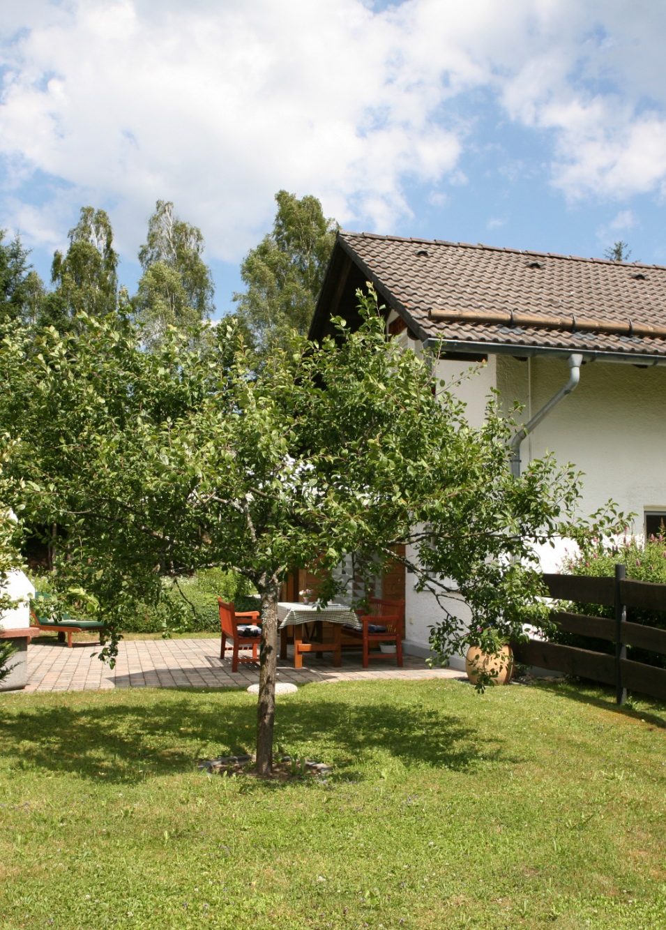 Ferienhaus Wernerhäusl mit Garten in ruhiger Lage am Waldrand von Zwiesel Außenansicht des Wernerhäusls mit gepflegtem Garten und grüner Umgebung in Zwiesel im Bayerischen Wald