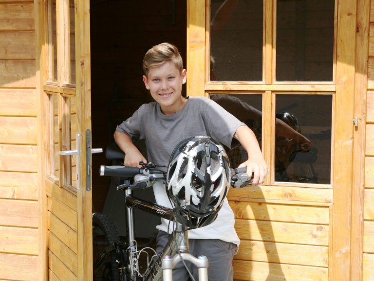 Fahrradspaß für die ganze Familie rund um Zwiesel im Bayerischen Wald Kind präsentiert ein Fahrrad vor der Ferienwohnung Wernerhäusl als Ausgangspunkt für Radtouren im Bayerischen Wald