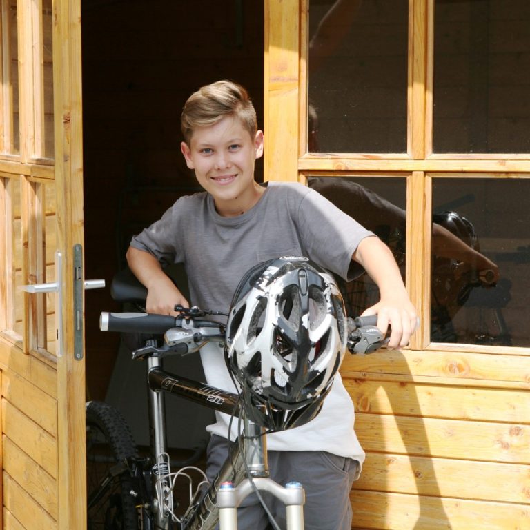 Fahrradspaß für die ganze Familie rund um Zwiesel im Bayerischen Wald Kind präsentiert ein Fahrrad vor der Ferienwohnung Wernerhäusl als Ausgangspunkt für Radtouren im Bayerischen Wald