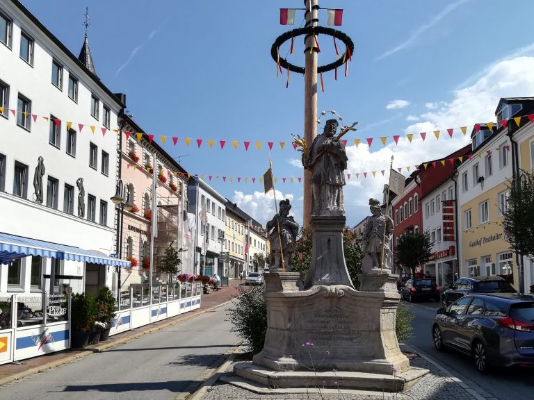 Historisches Nepomuk-Denkmal in Zwiesel – kulturelles Highlight im Bayerischen Wald Nepomuk-Denkmal in Zwiesel im Bayerischen Wald als kulturelle Sehenswürdigkeit der Stadt