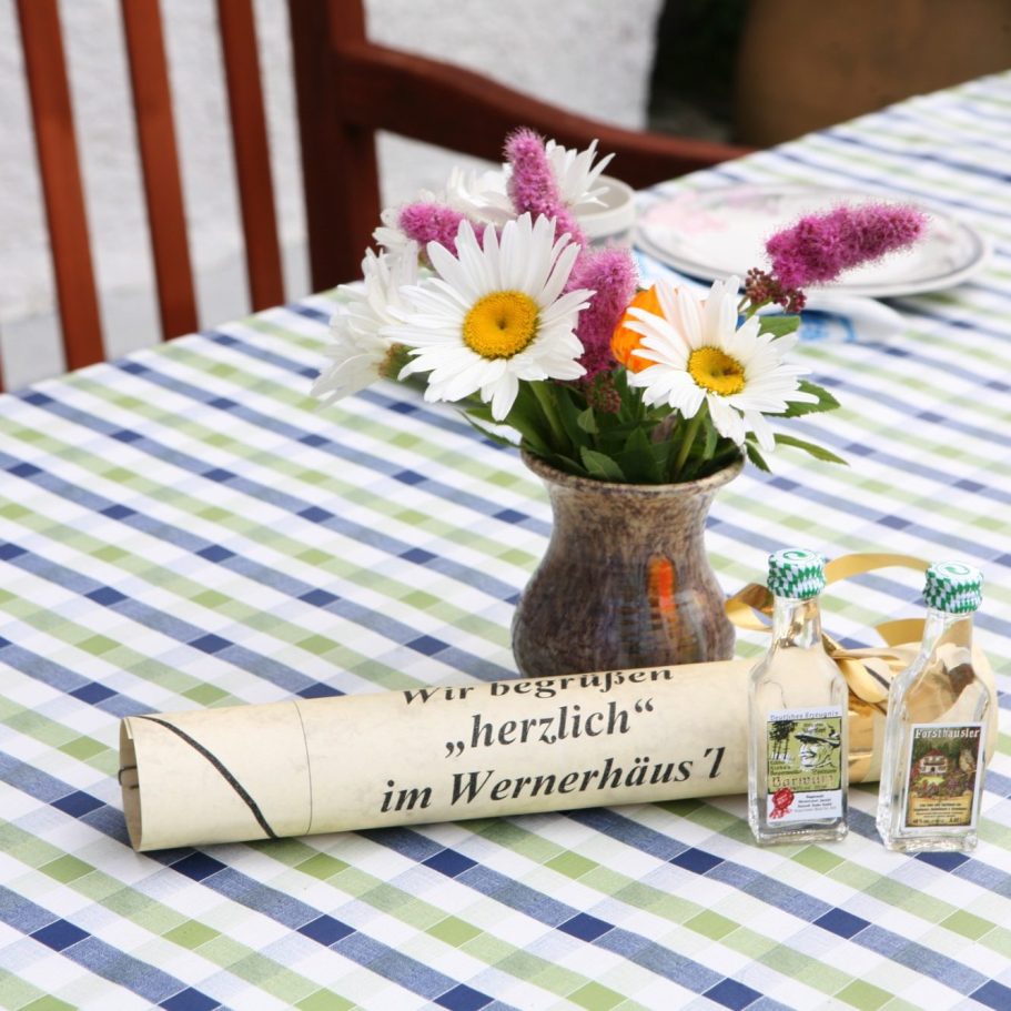 Liebevoll gedeckte Tischdekoration mit Willkommensgeschenk für Gäste in der Ferienwohnung Wernerhäusl in Zwiesel