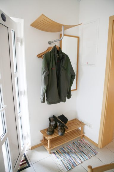 Einladender Eingangsbereich mit Garderobe der Ferienwohnung im Bayerischen Wald Praktische Garderobe im Eingangsbereich der Ferienwohnung Wernerhäusl in Zwiesel