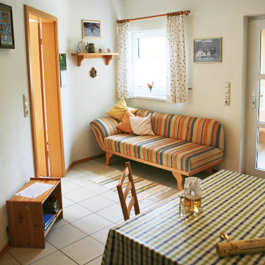 Heller Wohnbereich der Ferienwohnung zum Entspannen und Wohlfühlen in Zwiesel Gemütliches Wohnzimmer der Ferienwohnung Wernerhäusl mit komfortabler Einrichtung und Wohlfühlatmosphäre