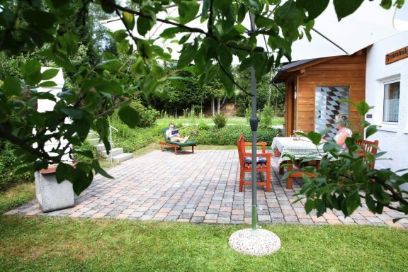 Gemütliche Terrasse im Grünen am Wernerhäusl in Zwiesel Terrasse der Ferienwohnung Wernerhäusl in Zwiesel umgeben von grüner Natur mit Sitzmöglichkeiten zum Entspannen