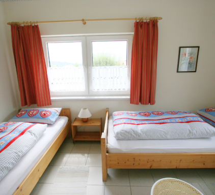 Helles Schlafzimmer mit zwei Einzelbetten in der Ferienwohnung in Zwiesel Schlafzimmer der Ferienwohnung Wernerhäusl mit zwei gemütlichen Einzelbetten für erholsame Nächte