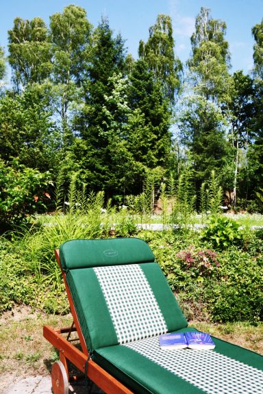Entspannung auf der Gartenliege mit Blick ins Grüne bei der Ferienwohnung in Zwiesel Gemütliche Gartenliege auf der Terrasse der Ferienwohnung Wernerhäusl zum Entspannen in der Natur