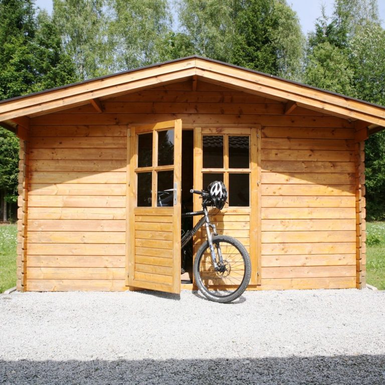 Blockhütte mit Fahrradlager und Nordic-Walking-Ausrüstung am Wernerhäusl in Zwiesel