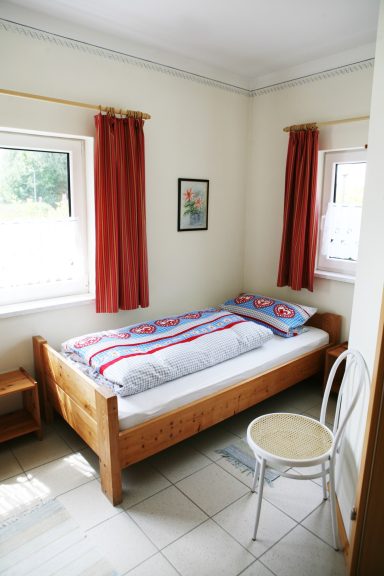 Helles Schlafzimmer mit zwei Einzelbetten in der Ferienwohnung in Zwiesel Schlafzimmer der Ferienwohnung Wernerhäusl mit zwei gemütlichen Einzelbetten für erholsame Nächte