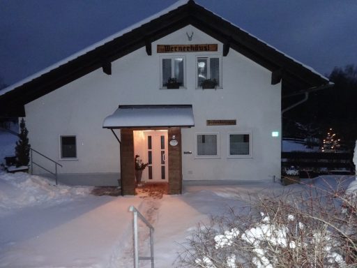 Das Wernerhäusl im Winter – gemütliche Ferienwohnung in verschneiter Natur bei Zwiesel Winterliche Außenansicht des Wernerhäusls mit verschneiter Umgebung in Zwiesel im Bayerischen Wald