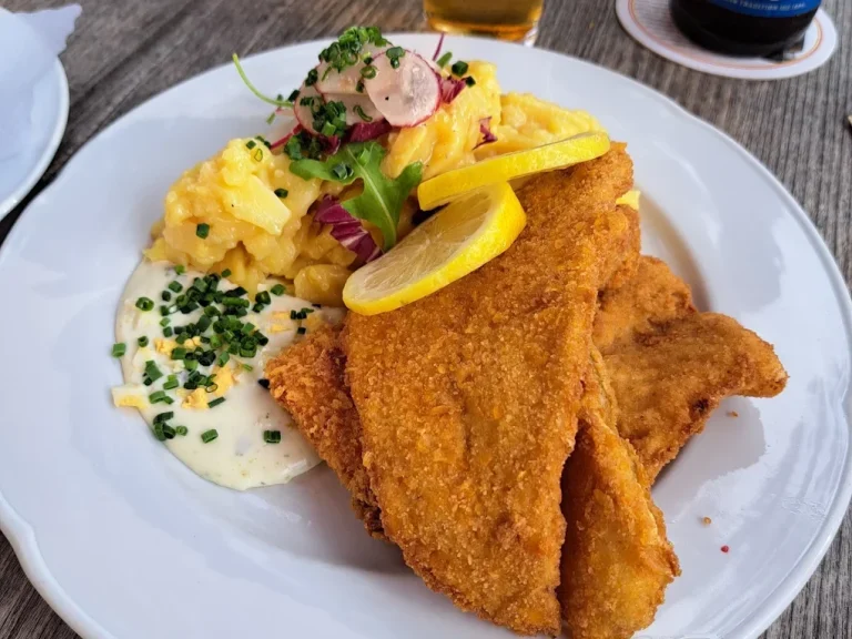 Bayerische Küche genießen – Schnitzel als beliebtes regionales Gericht im Bayerischen Wald Traditionelles bayerisches Schnitzelgericht als kulinarische Spezialität aus der Region