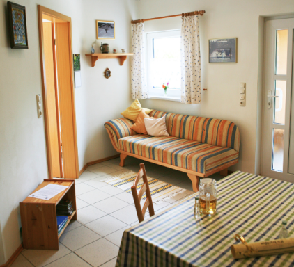 Heller Wohnbereich der Ferienwohnung zum Entspannen und Wohlfühlen in Zwiesel Gemütliches Wohnzimmer der Ferienwohnung Wernerhäusl mit komfortabler Einrichtung und Wohlfühlatmosphäre