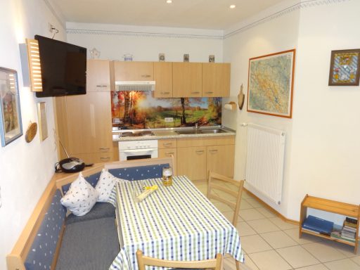 Küche der Unterkunft Gemütliches Wohnzimmer der Ferienwohnung Wernerhäusl mit komfortabler Einrichtung und Wohlfühlatmosphäre