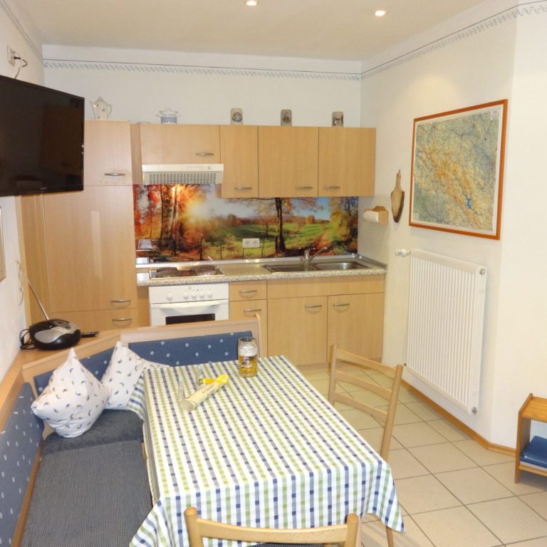 Gut ausgestattete Küche der Ferienwohnung in Zwiesel für einen komfortablen Aufenthalt Moderne Küchenzeile der Ferienwohnung Wernerhäusl mit Herd, Backofen und Kaffeemaschine