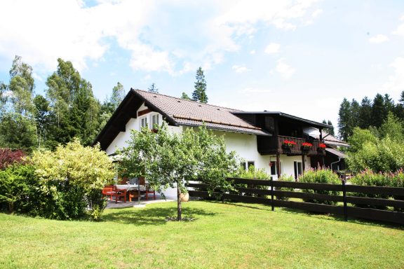 Ferienhaus Wernerhäusl mit Garten in ruhiger Lage am Waldrand von Zwiesel Außenansicht des Wernerhäusls mit gepflegtem Garten und grüner Umgebung in Zwiesel im Bayerischen Wald