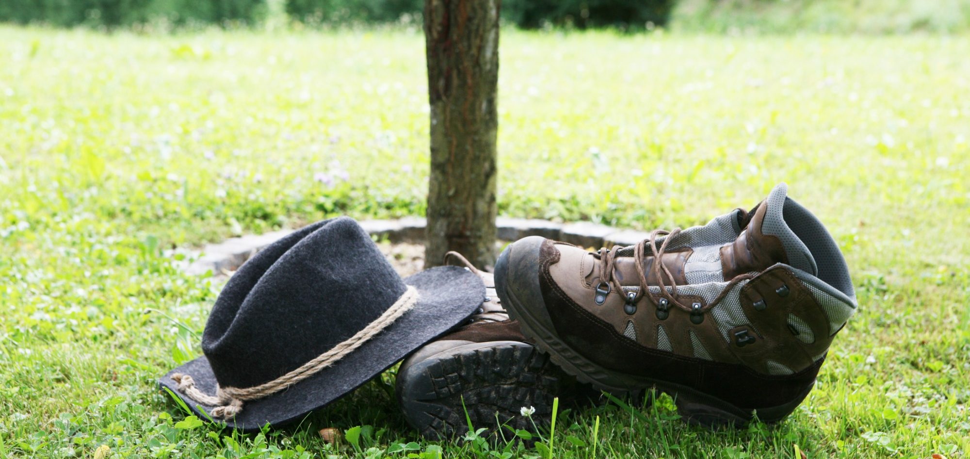 Perfekt vorbereitet für Wandererlebnisse in der Natur des Bayerischen Waldes Wanderschuhe und Wanderhut als Ausrüstung für Wanderungen im Bayerischen Wald rund um Zwiesel