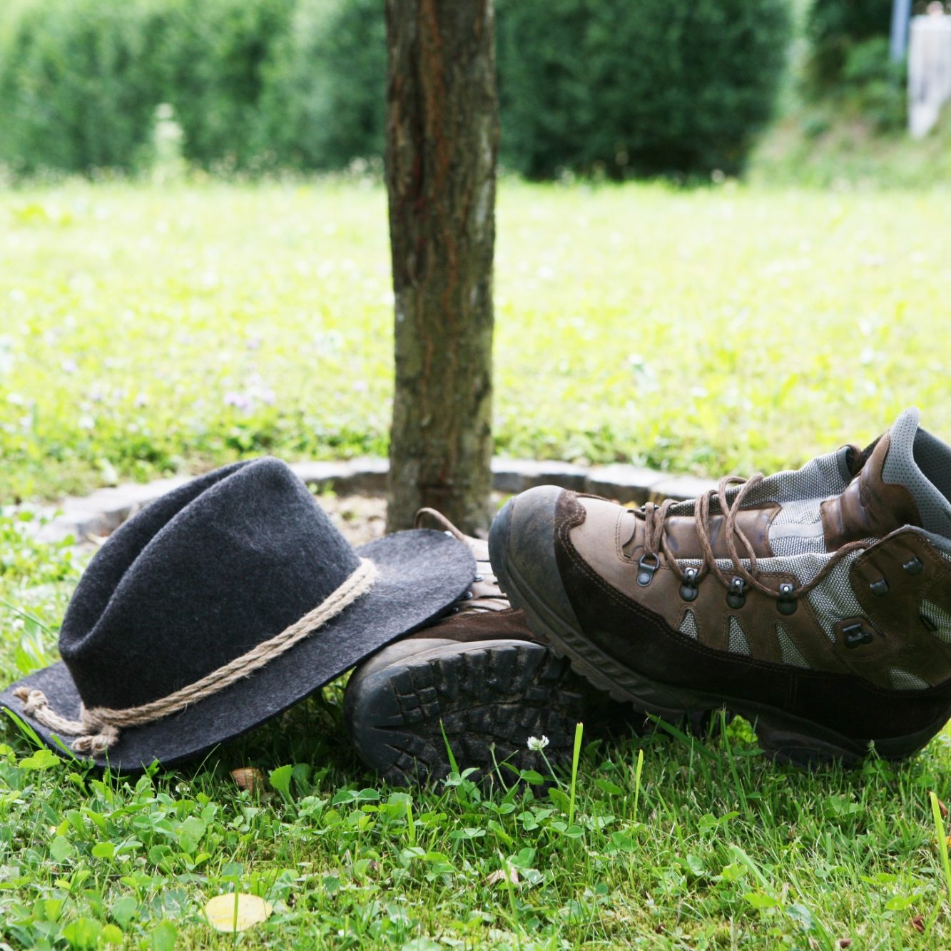 Wanderschuhe und Wanderhut als Ausrüstung für Wanderungen im Bayerischen Wald rund um Zwiesel