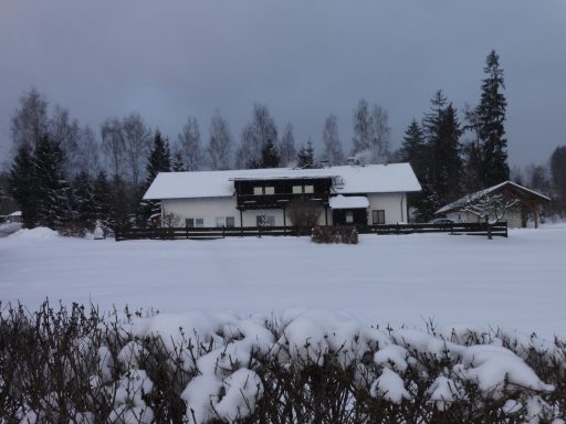 Das Wernerhäusl im Winter – gemütliche Ferienwohnung in verschneiter Natur bei Zwiesel Winterliche Außenansicht des Wernerhäusls mit verschneiter Umgebung in Zwiesel im Bayerischen Wald