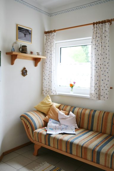 Heller Wohnbereich der Ferienwohnung zum Entspannen und Wohlfühlen in Zwiesel Gemütliches Wohnzimmer der Ferienwohnung Wernerhäusl mit komfortabler Einrichtung und Wohlfühlatmosphäre