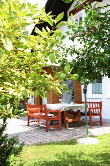 Gemütliche Terrasse im Grünen am Wernerhäusl in Zwiesel Terrasse der Ferienwohnung Wernerhäusl in Zwiesel umgeben von grüner Natur mit Sitzmöglichkeiten zum Entspannen