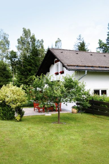 Ferienhaus Wernerhäusl mit Garten in ruhiger Lage am Waldrand von Zwiesel Außenansicht des Wernerhäusls mit gepflegtem Garten und grüner Umgebung in Zwiesel im Bayerischen Wald