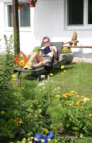 Entspannung auf der Gartenliege mit Blick ins Grüne bei der Ferienwohnung in Zwiesel Gemütliche Gartenliege auf der Terrasse der Ferienwohnung Wernerhäusl zum Entspannen in der Natur