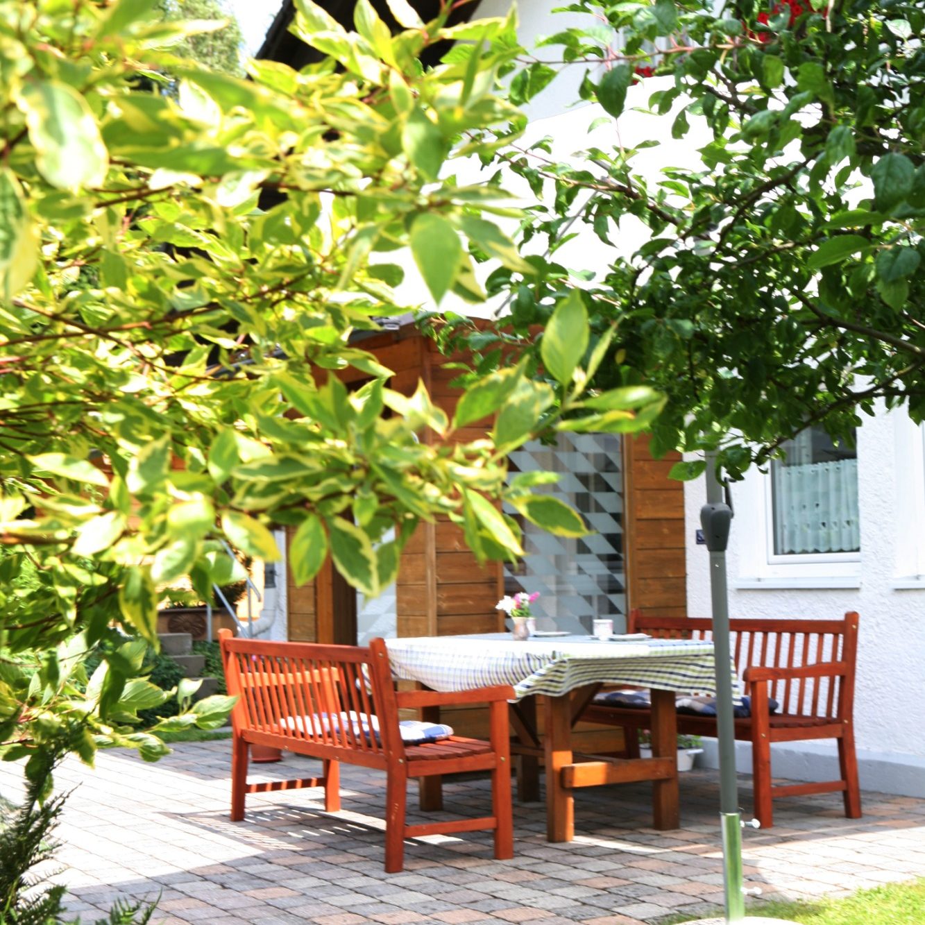 Terrasse der Ferienwohnung Wernerhäusl in Zwiesel umgeben von grüner Natur mit Sitzmöglichkeiten zum Entspannen